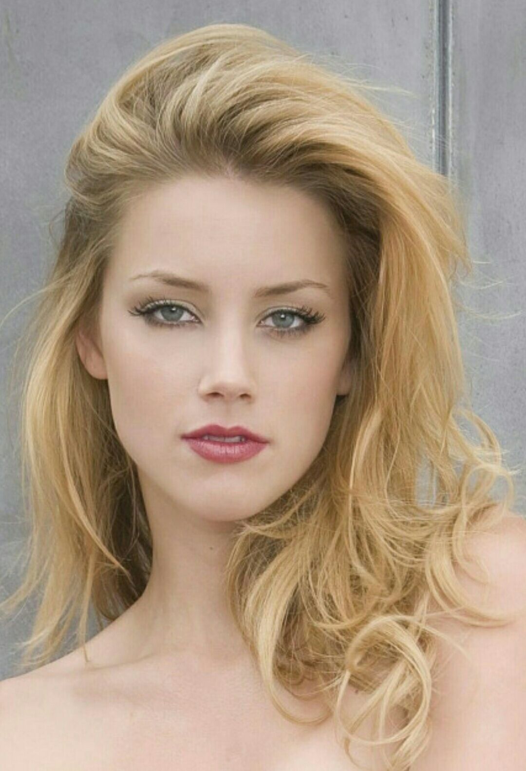 Amber Heard Drawing Picture