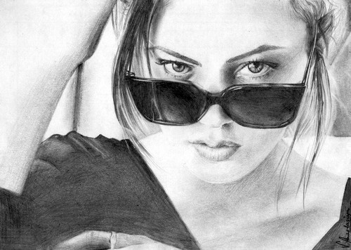 Phoebe Tonkin Drawing Pictures