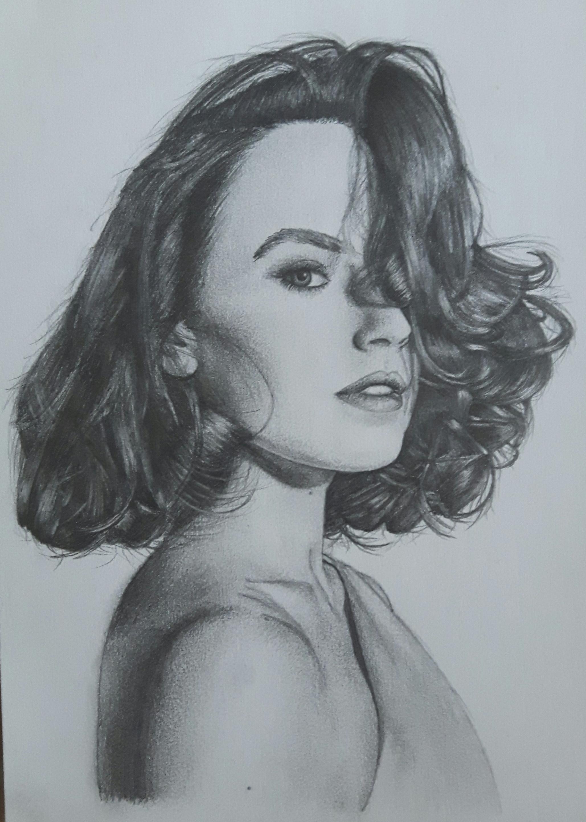 Daisy Ridley Drawing Pictures
